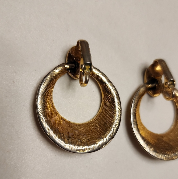 VINTAGE GOLD TONE CLIP-ON HOOP EARRINGS BOLD MODERNIST DESIGN - Picture 6 of 6
